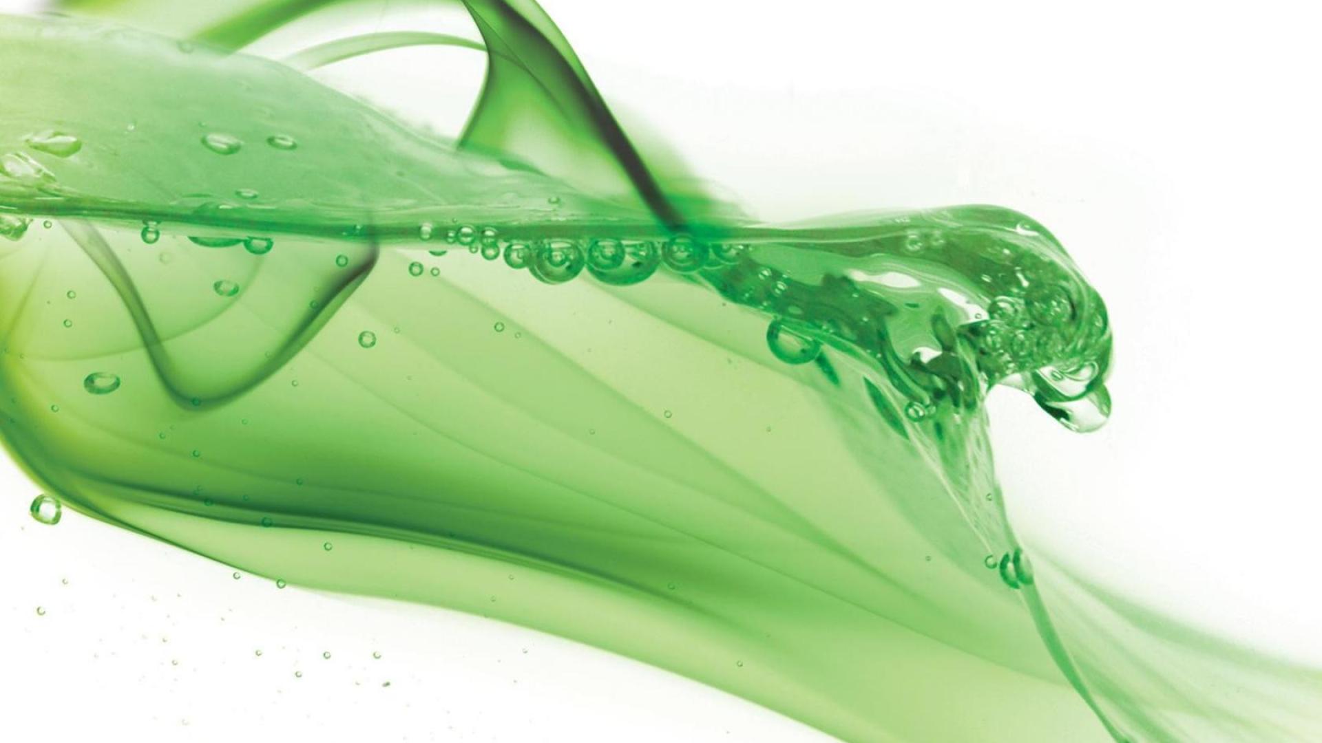 Прозрачная зеленая вода. Зеленые брызги воды. Зеленая вода. Разлитый сок. Фон свежесть.