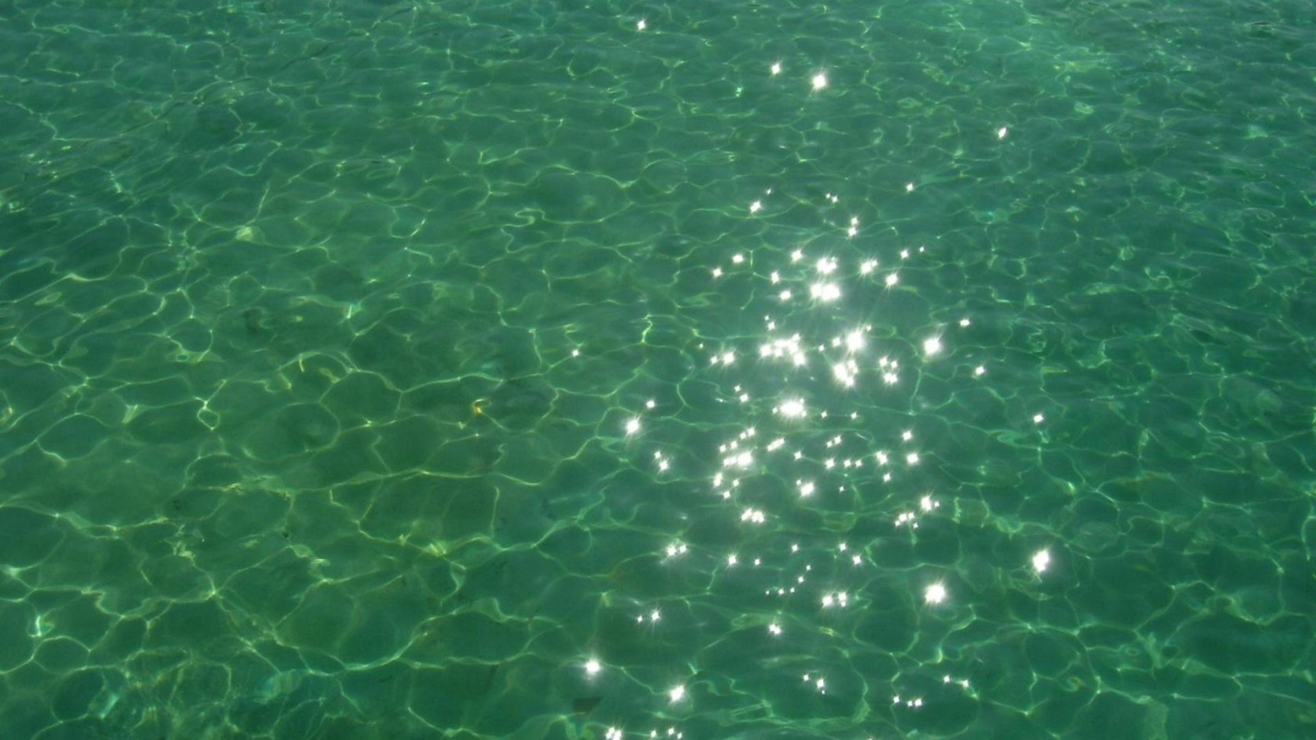 Прозрачная зеленая вода. Зеленая вода. Зеленое море. Текстура воды.