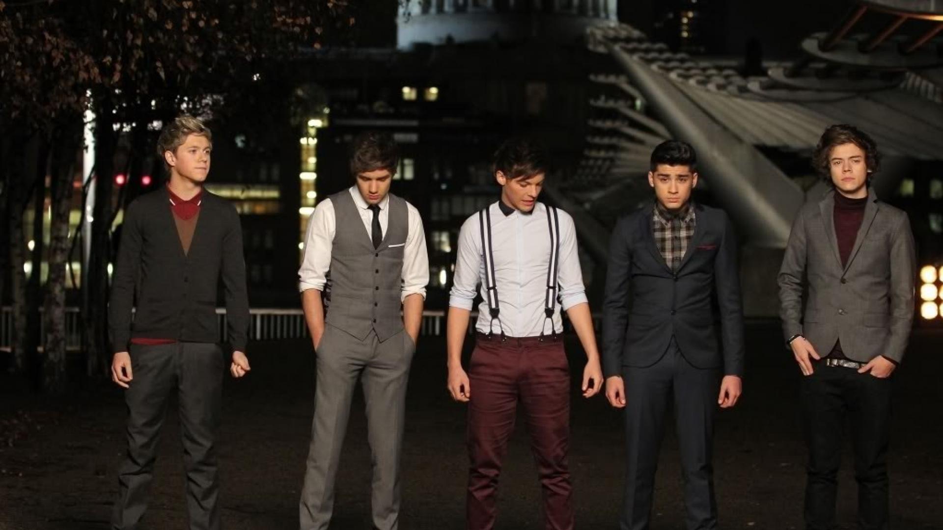 1 песню полностью. One Direction one thing. One Direction one thing album. One Direction 2010 на улице. One thing песня.