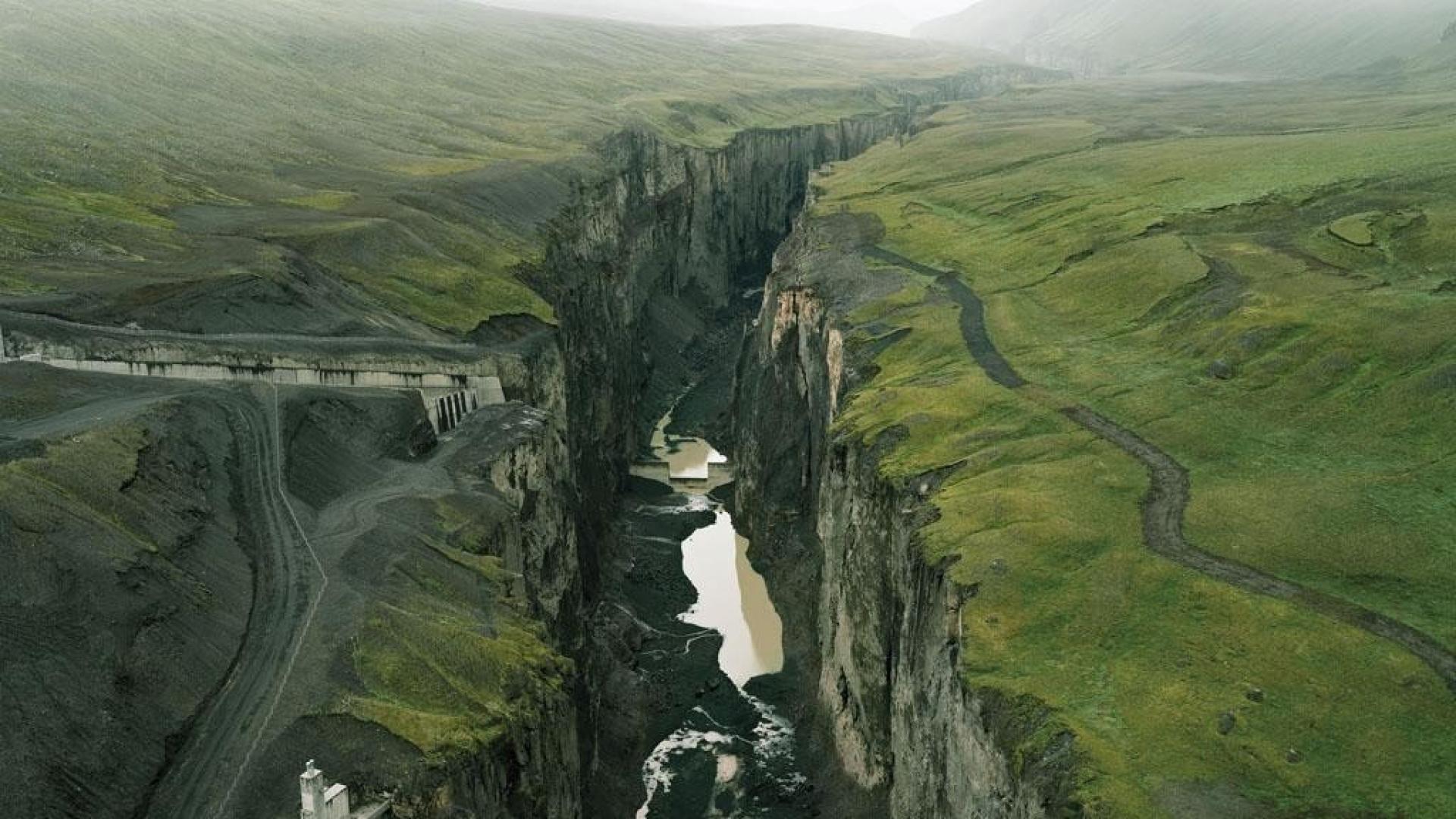 Озера расположенные в разломах. Долина Тингвеллир разлом. Тектонический разлом в Исландии. Разломы земной коры. Разлом земной коры Сан андреас.