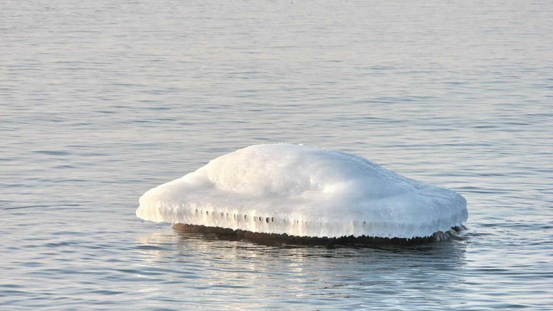 Ледяная глыба в воде