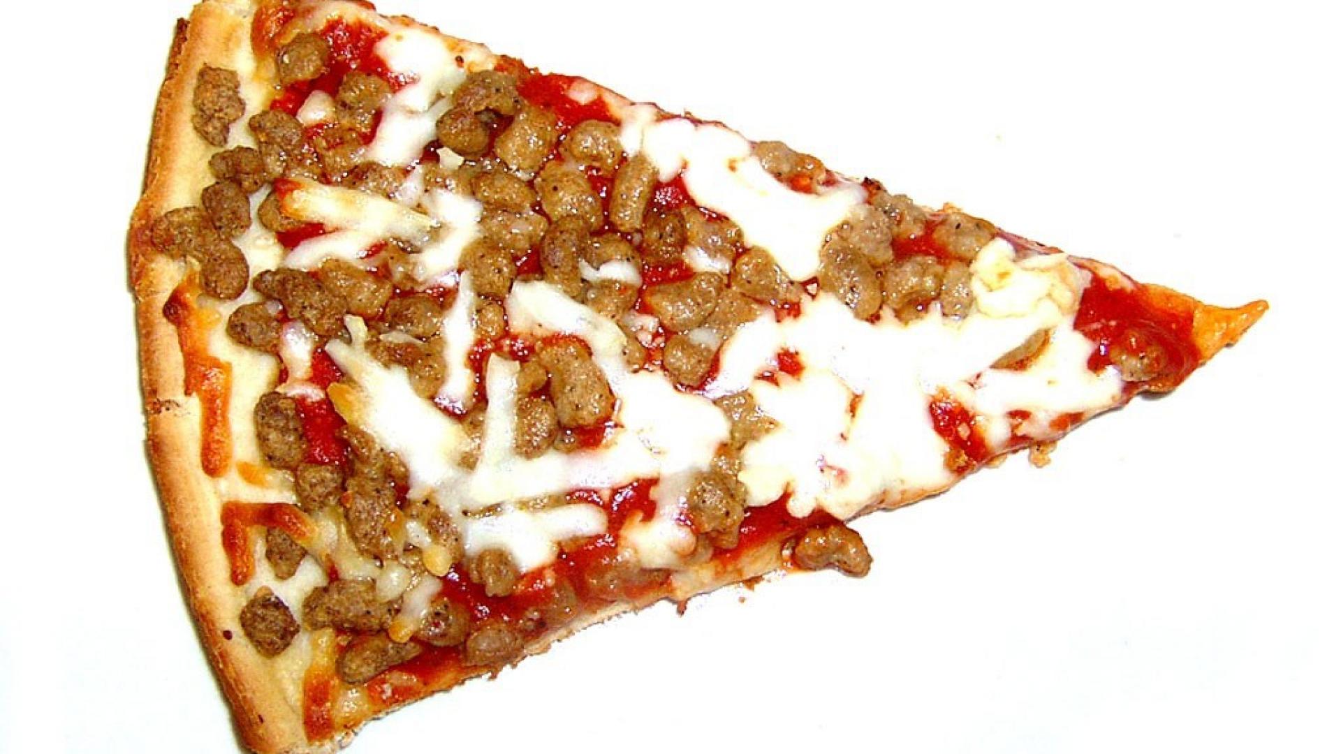 Треугольный кусок пиццы