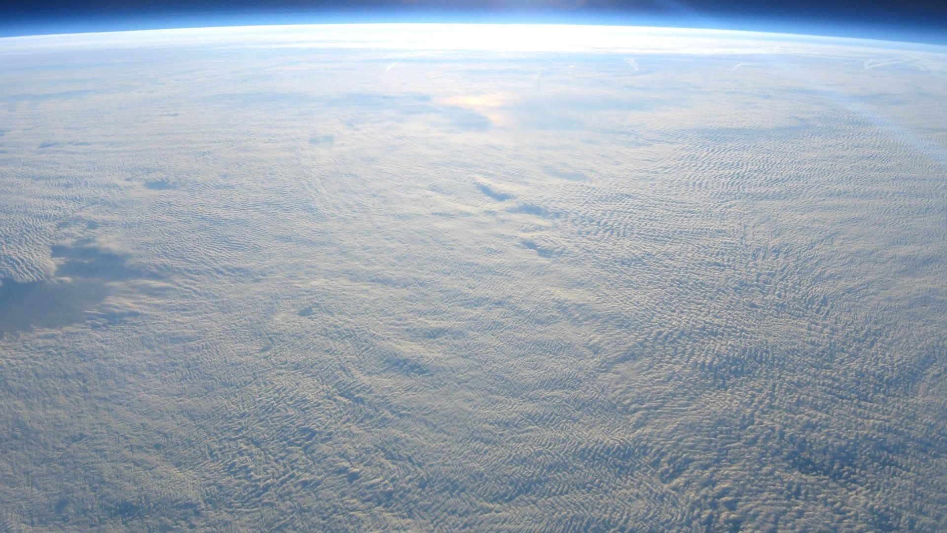 Граница земная поверхность атмосфера. Атмосфера земли. Атмосфера земли фото. Атмосфера земли обои. Атмосфера земли фото на белом фоне.