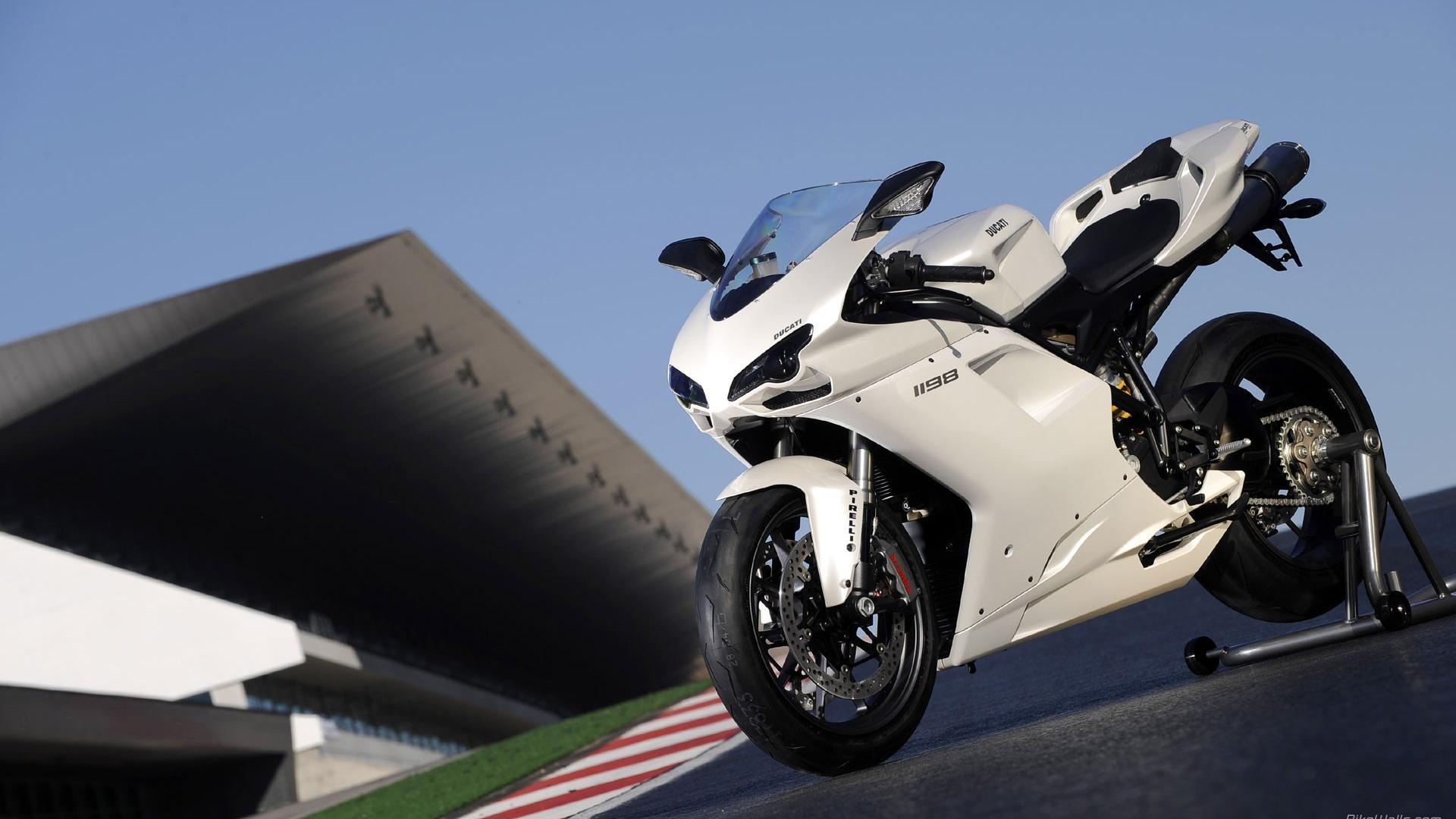 Фото мотоциклов спортивных. Ducati 1198. Ducati 1198 белый. Дукати мотоцикл белый 2009. Ducati 2009 белый.