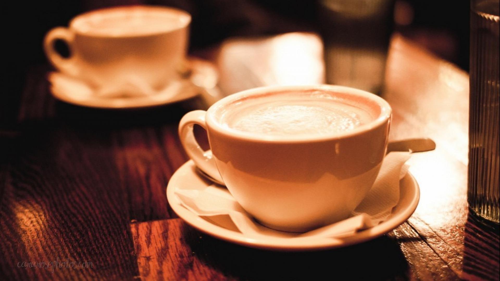2 чашки кофе на столе. Чашка кофе в кафе. Кофе в кафе. Две чашки кофе. Кружка кофе на столе.