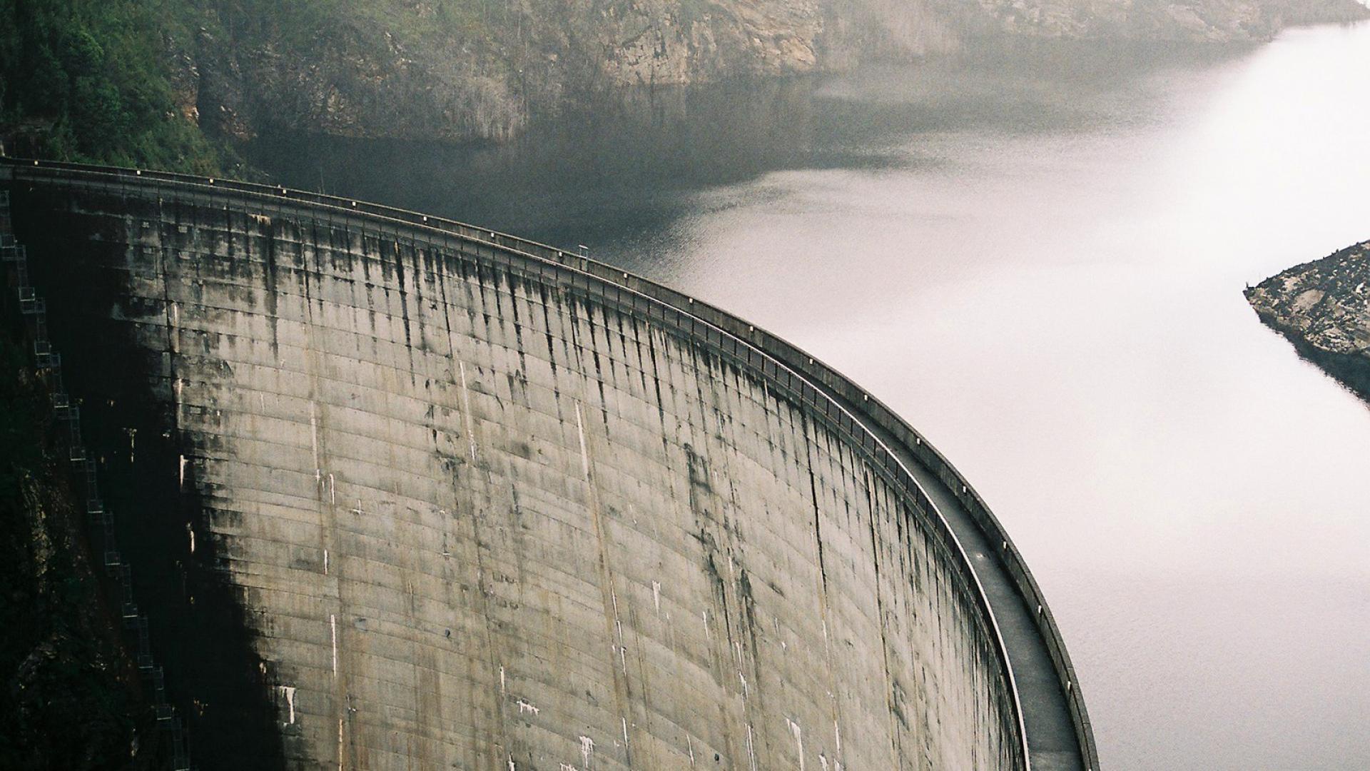 Огромный виднеться. Плотина Монтичелло дыра славы. ГЭС на Ниагарском водопаде. Три ущелья ГЭС. Плотина Биказ.