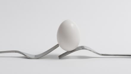 Eggs food balance forks simple background white wallpaper