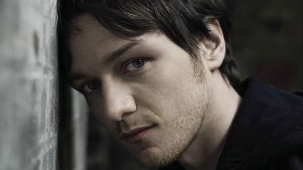 Blue eyes actors james mcavoy leaning wallpaper