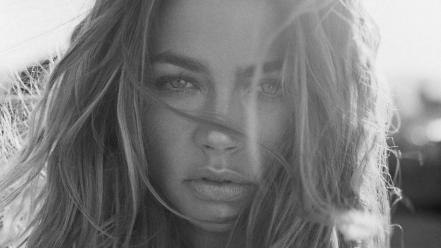 Denise Richards Grayscale wallpaper