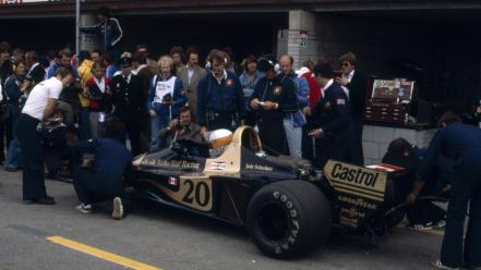 Formula one photographers 1977 grand prix pit-crew wallpaper