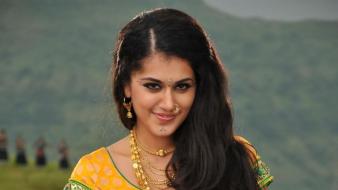 Love actress tapasee pannu tamil wallpaper