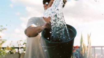 Water bucket splashes drops wallpaper