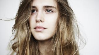Gaia weiss faces white background wallpaper