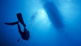Diver diving underwater wallpaper