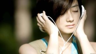 Beautiful girl with headphones wallpaper