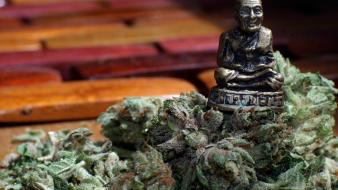 Marijuana statuette wallpaper